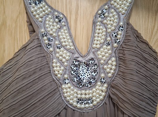 Fustan so beli biseri