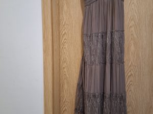 Fustan so beli biseri