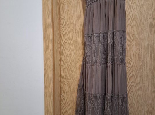 Fustan so beli biseri