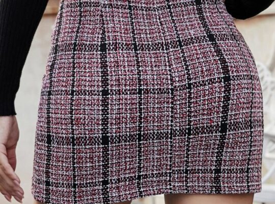 Зимска мини сукња со висок струк